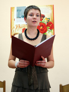 Ирина Михайловна читает стихи