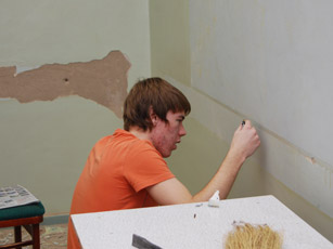 Вадим шпаклюет стену